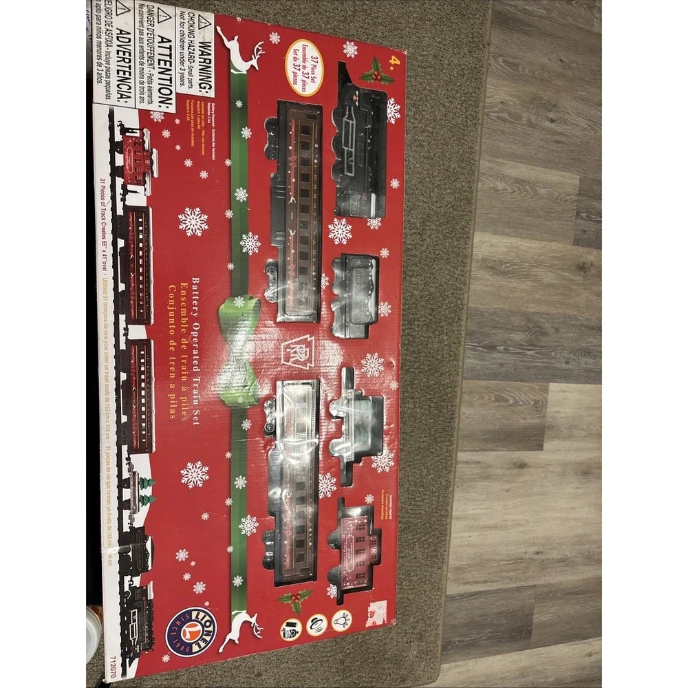 NEW Lionel 37-Piece Battery Operated Christmas Railroad Train Set Penn 712070